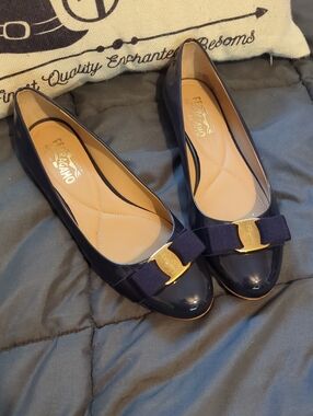 Authentic Salvatore Ferragamo Navy Vara Bow Flats with Gold WOW! 798.00 RETAIL!